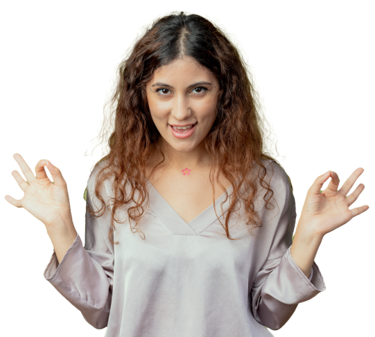 Młoda kobieta z długimi falowanymi włosami uśmiecha się i pokazuje gest „OK”, ilustrując zachętę do zapisania się na terapię indywidualną w centrum psychologicznym w Warszawie.