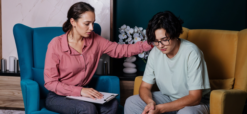 Konsultacja psychologiczna – terapeuta wspiera pacjentkę podczas spotkania w nowoczesnym gabinecie