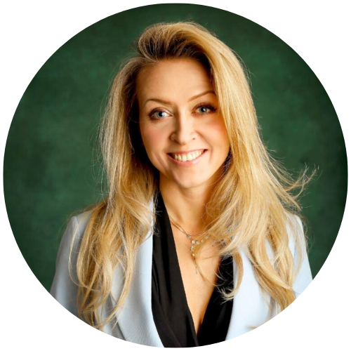 Agnieszka Miszewska, coach wspierający rozwój osobisty w centrum psychologicznym w Warszawie, z długimi blond włosami i profesjonalnym uśmiechem na ciemnozielonym tle.