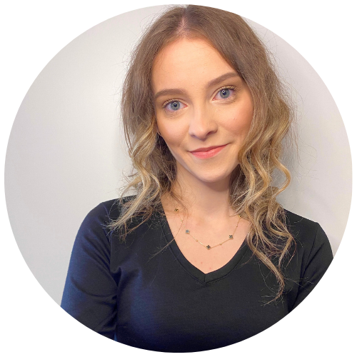 Aleksandra Filipczak, psycholog w centrum psychologicznym w Warszawie, z długimi falowanymi włosami i ciepłym uśmiechem, na jasnym tle.