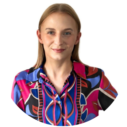 Alicja Szymańska, psycholog z centrum psychologicznego w Warszawie, w kolorowej koszuli, patrzy pewnie w obiektyw.