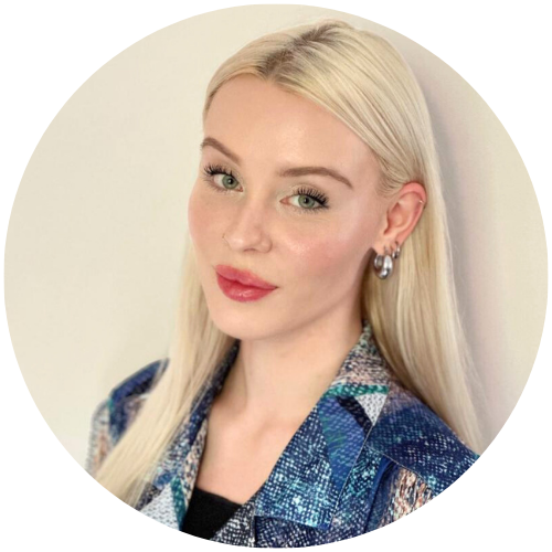 Elza Grabińska, psycholog w centrum psychologicznym w Warszawie, z jasnymi włosami i spokojnym wyrazem twarzy na neutralnym tle.